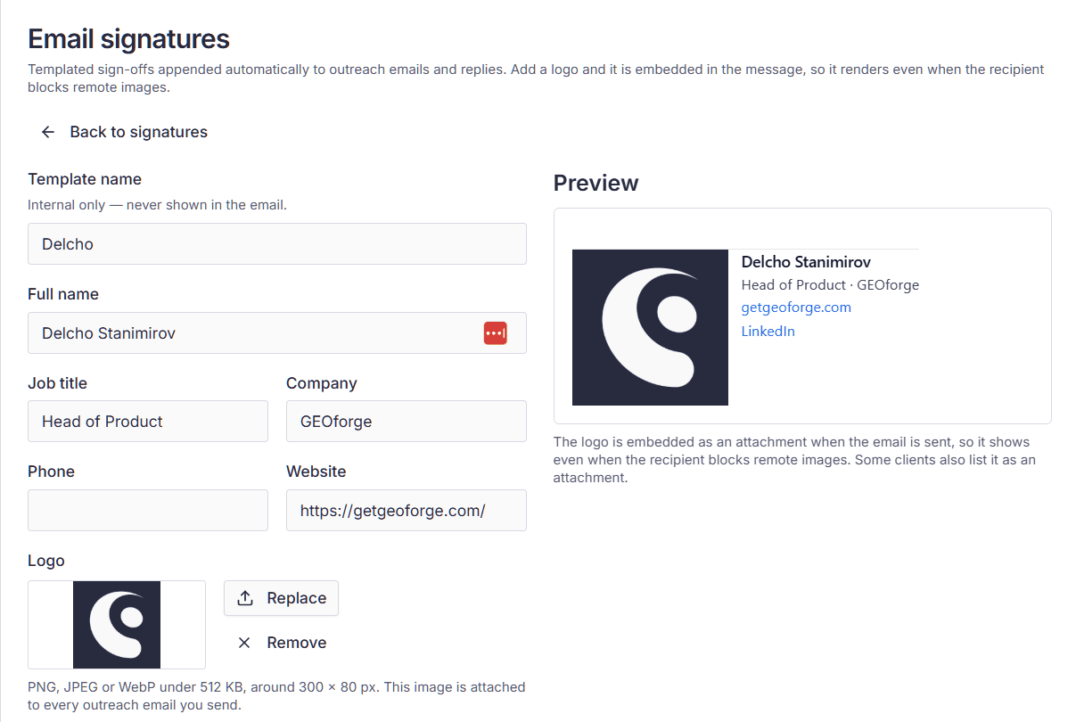 The signature editor with name, job title, company and website filled in, alongside the live preview